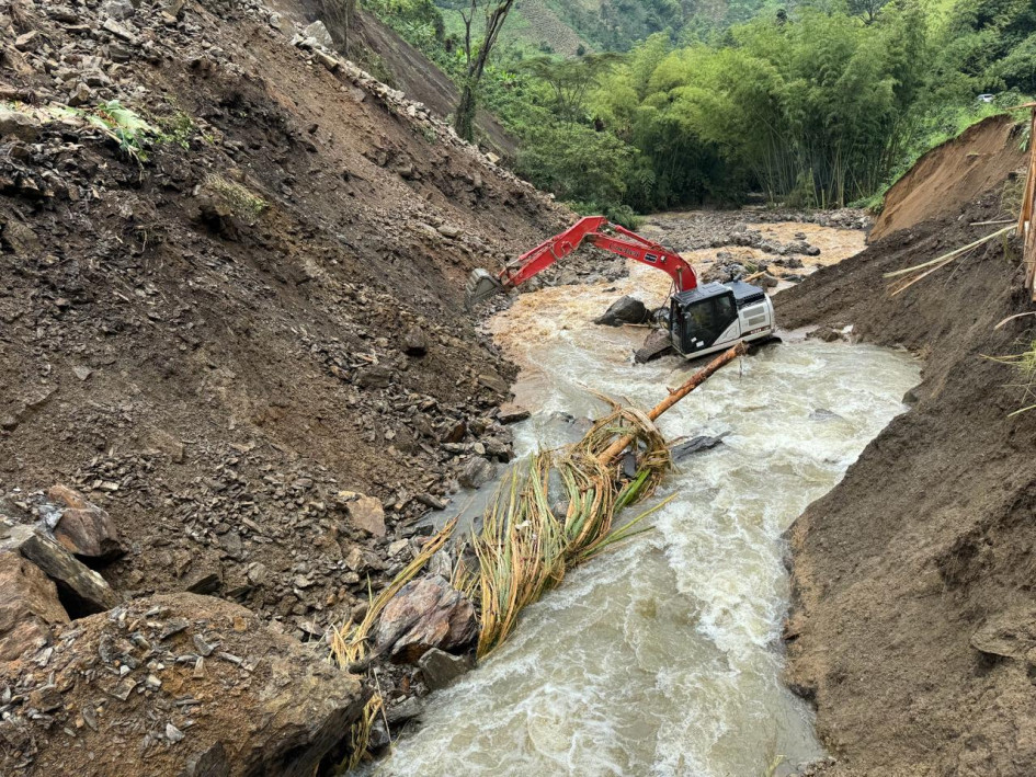 Maquinaria en el río Santo Domingo
