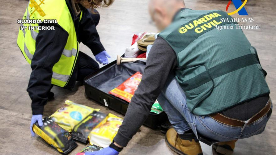 Un hombre y una mujer procedentes de Colombia fueron enviados a prisión por orden judicial, tras ser encontrada la droga camuflada en productos alimenticios.
