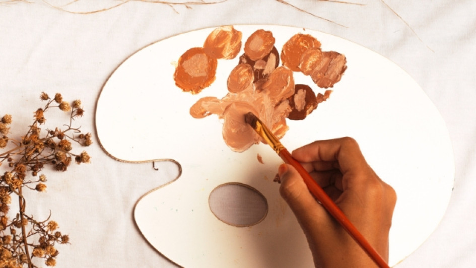 Paleta con un pincel y varios tonos de café.