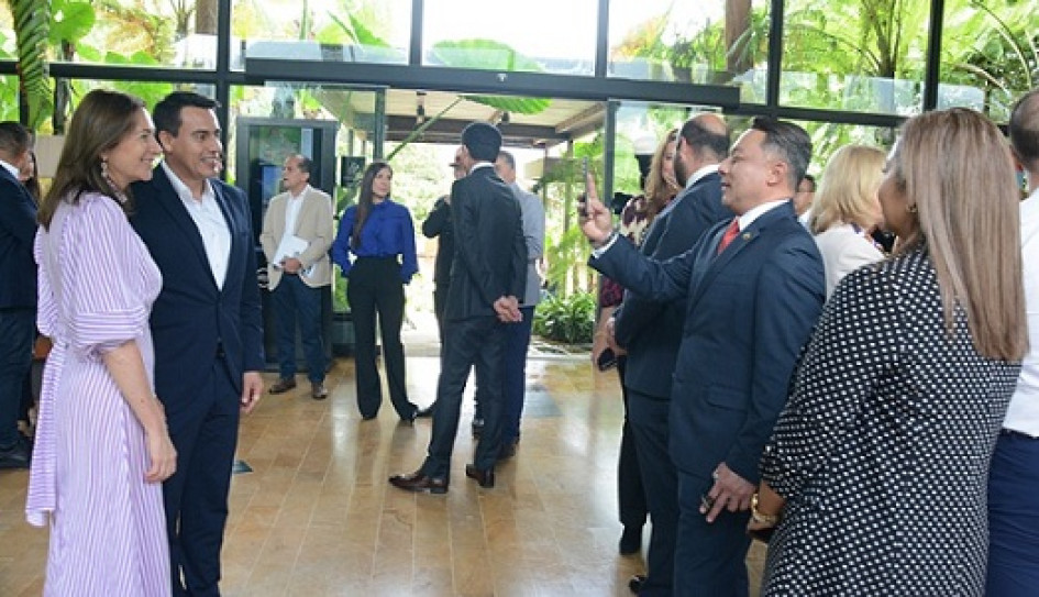 Germán Banacek Álvarez Oviedo, embajador en Colombia de El Salvador, dejó su cargo por un momento para registrar a su colega panameña.