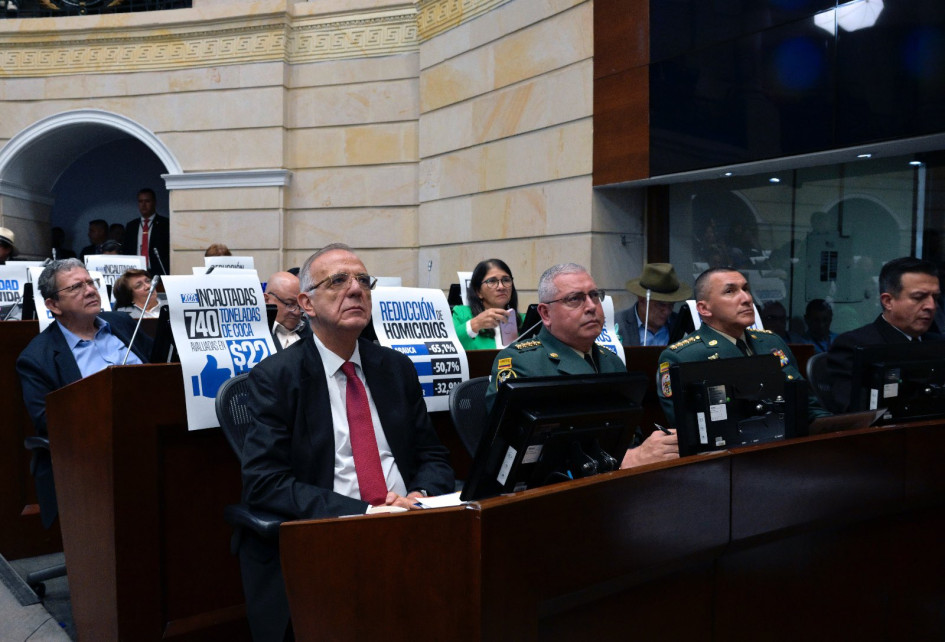 Ministro de Defensa, Iván Velásquez, acompañado de comandantes del Ejército en el Senado
