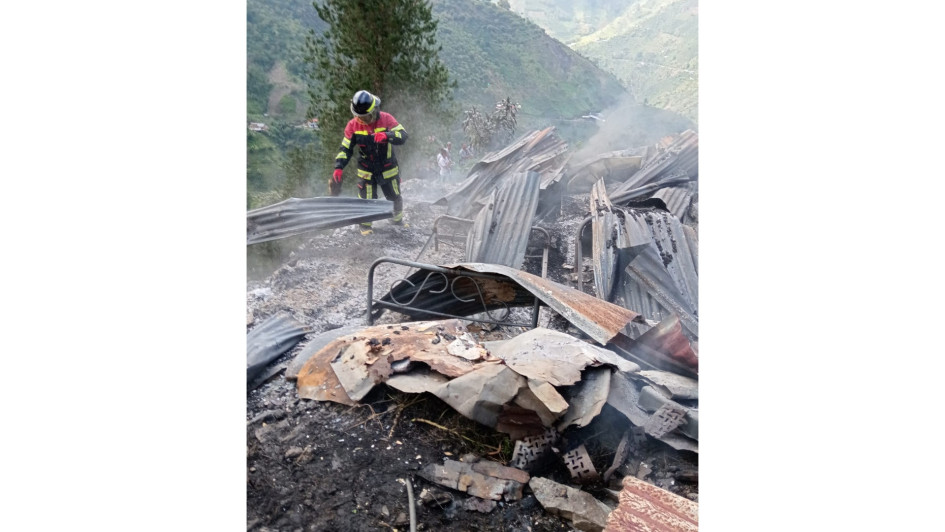 En Manzanares, cinco miembros de una familia quedaron en la calle.