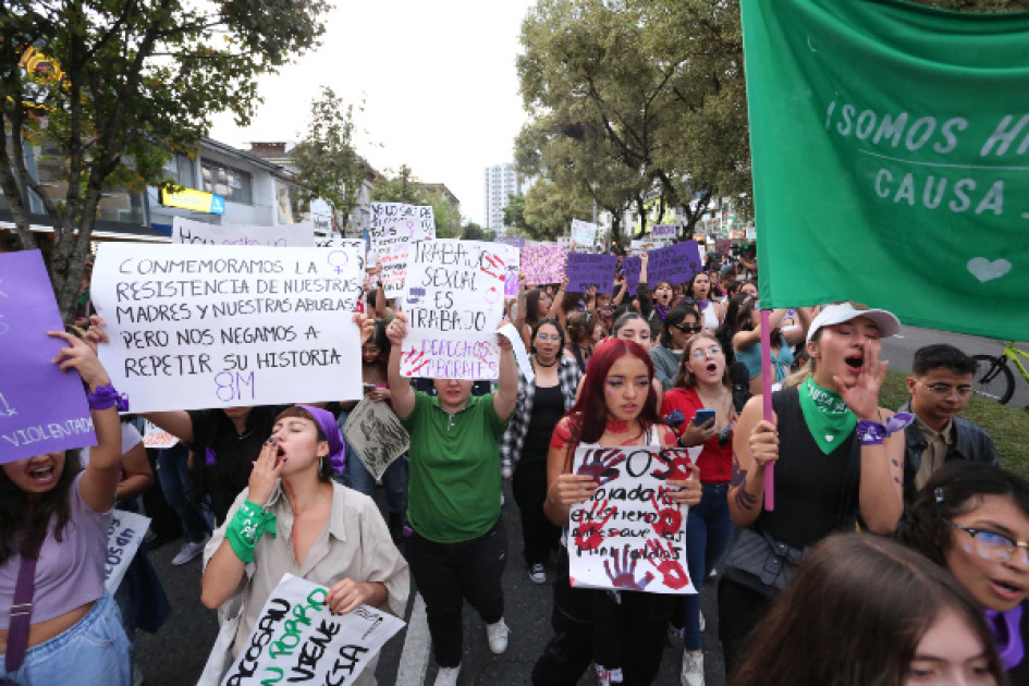 Fueron cerca de 500 mujeres que estuvieron presentes en el Parque Luz Marina Zuluaga. La Alcaldía realizó homenaje y después colectivos feministas marcharon.