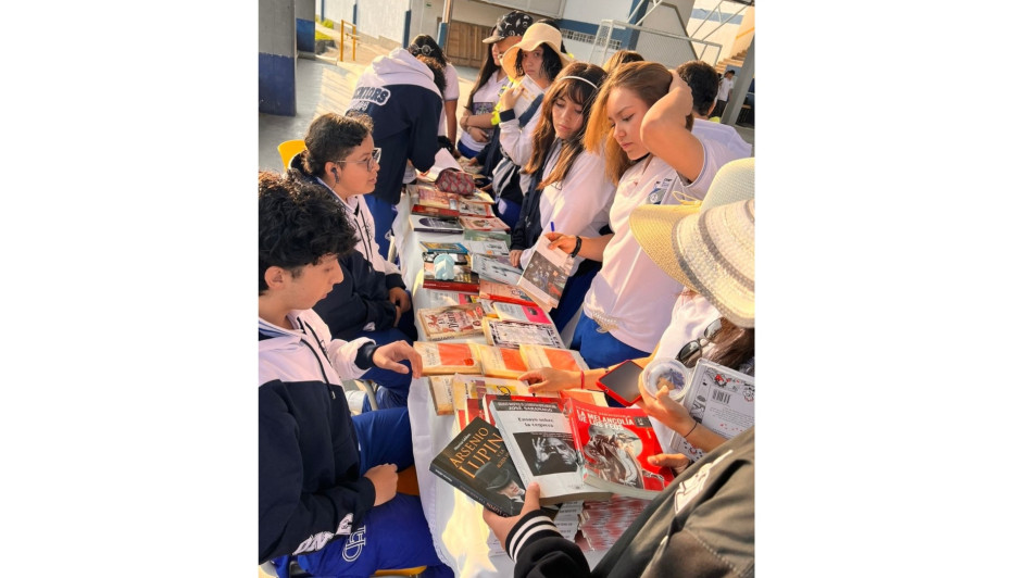 Los estudiantes tuvieron acceso al préstamo de libros para realizar la actividad.
