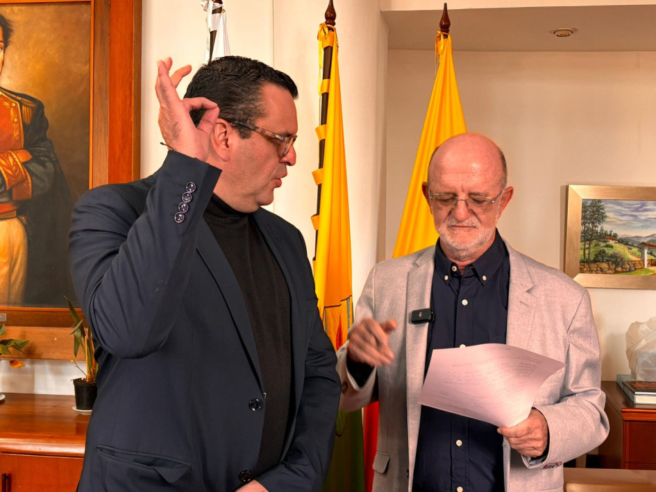 Marcelo Mejía durante su posesión con el gobernador de Caldas, Henry Gutiérrez.