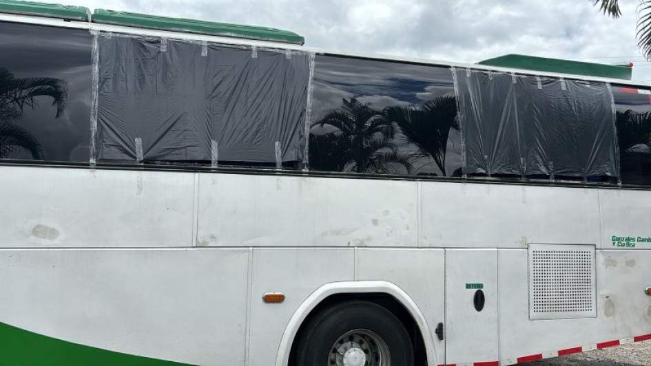 Así quedó un bus de la caravana de hinchas del Once Caldas que fue atacada anoche.