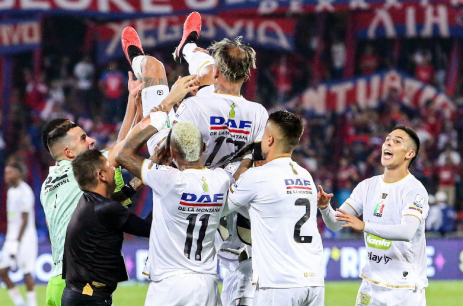 Dayro Moreno, en brazos de sus compañeros. El goleador del Once Caldas y de la historia del fútbol profesional colombiano tiene una trayectoria cargada de datos que lo hacen hoy único en el medio.