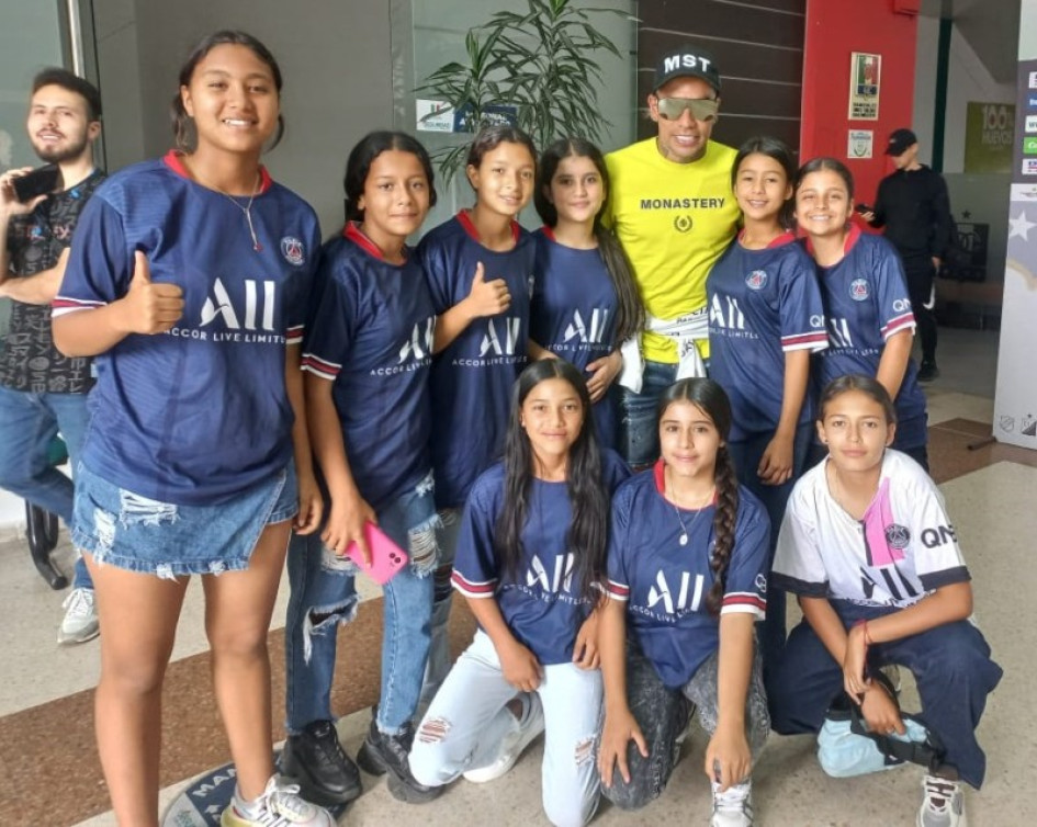 Las niñas del colegio Francisco José de Caldas de Pácora posan para la foto con Dayro Moreno. Ellas juegan las finales departamentales intercolegiadas.