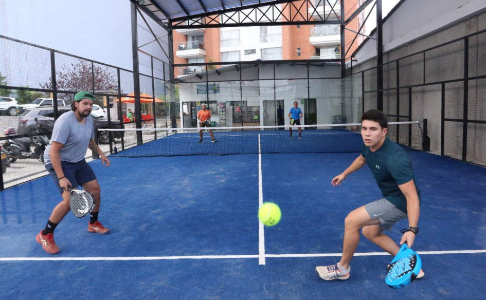 Desde febrero pasado dos nuevos espacios deportivos, para practicar el pádel, se abrieron en Manizales. Pádel Place, en Expoferias, y Open Pádel, en el sector El Cable (antiguo mall de Conavi) traen este deporte a la ciudad.