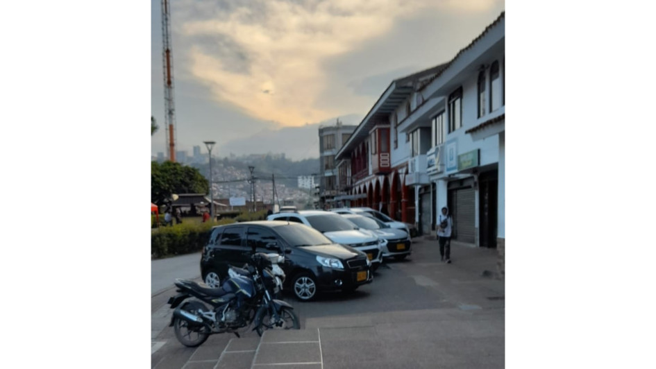 Los trancones se convirtieron en un problema sin solución en Villamaría (Caldas) y los agentes de tránsito brillan por su ausencia ante los vehículos mal parqueados.