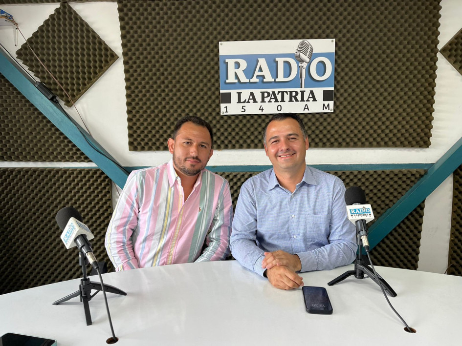 El alcalde de Villamaría, Jonier Alejandro Ramirez, y el gerente de Aquamaná, Santiago Marín.