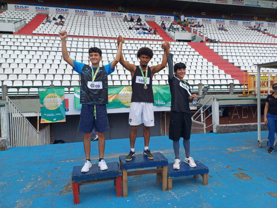 Podio de los 100 metros planos. Yomar Javier Sánchez Masea (Centro).