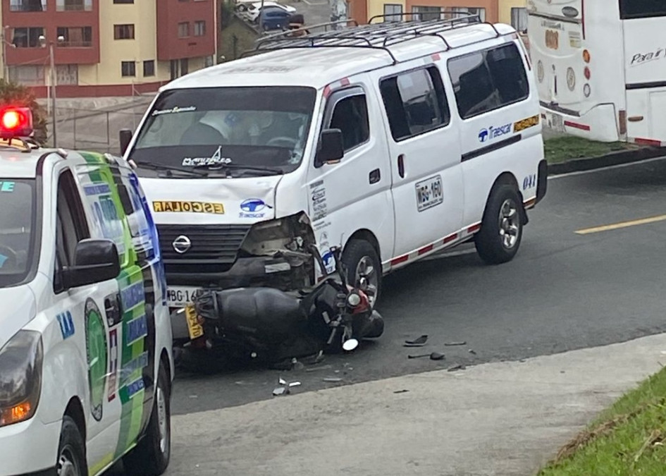 Este es el choque entre el colectivo y la moto. Una persona lesionada.