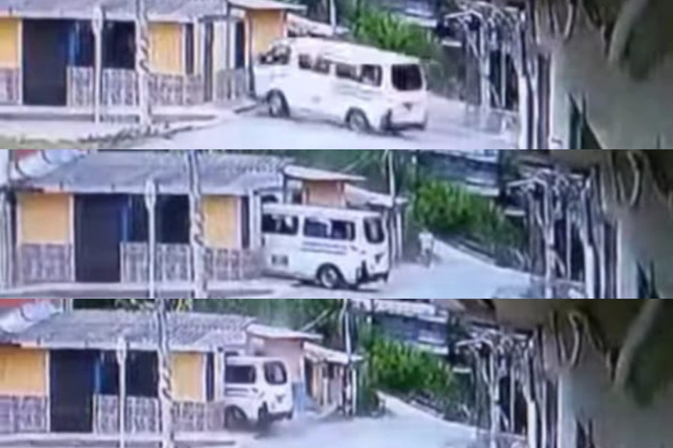 Momento del choque del microbús contra la casa en Riosucio.