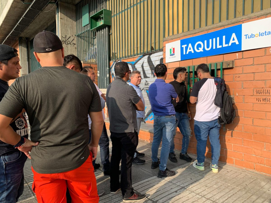 Los aficionados en las afueras del Palogrande, comprando las boletas para el domingo, para el partido Once Caldas - Envigado