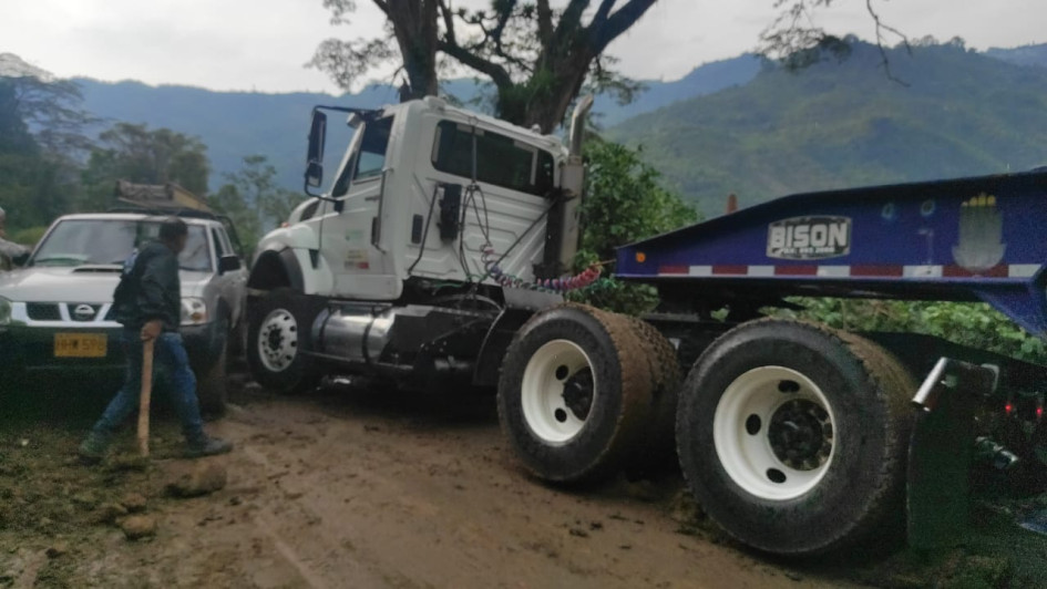 Camión con remolque camabaja enterrado en la vía Petaqueros-Manzanares.