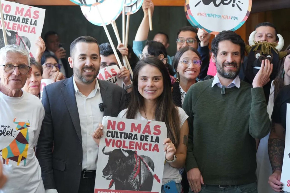 Los representantes Alejandro García y Juan Carlos Losada con la senadora Esmeralda Hernández.