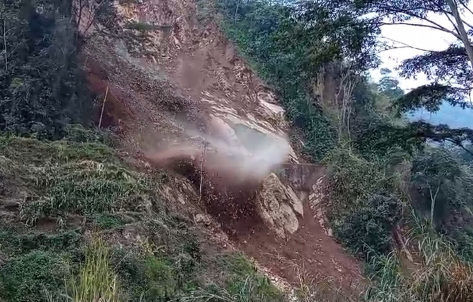 Una persona que se encontraba en el sector grabó el momento en el que se presentó el deslizamiento.