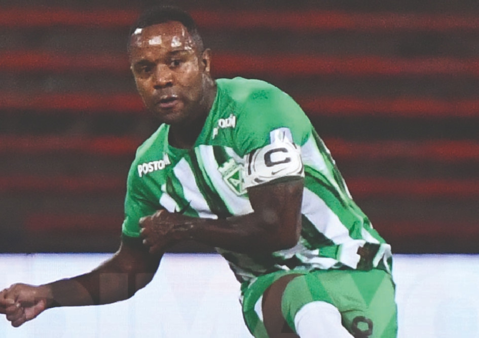 Dorlan Pabón, como capitán, en un partido de Atlético Nacional.
