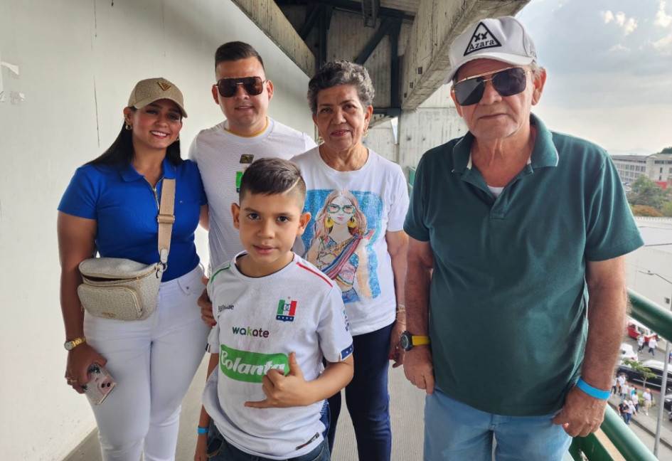 Edinael e Hilda Rosa (d), los padres de Dayro Moreno. Los acompañan Marcio y Juan Andrés Godoy Moreno, hermano y sobrino, y Camila Rodríguez, cuñada del jugador.
