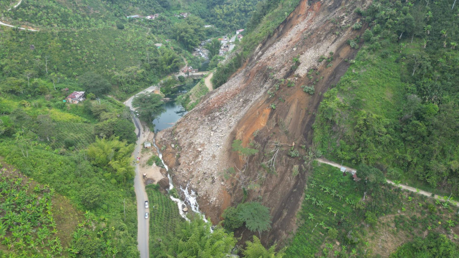 Imágenes del sobrevuelo de la Secretaría de Medio Ambiente y Corpocaldas por el derrumbe en el río Santo Domingo en Manzanares (Caldas).