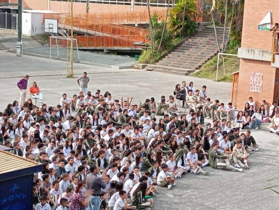 Foto I Prensa Escuela  Los estudiantes del Jaime Duque, de Villamaría, le pusieron entusiasmo a la jornada democrática. El colegio invitó a autoridades para hablar sobre la importancia de los procesos electorales.
