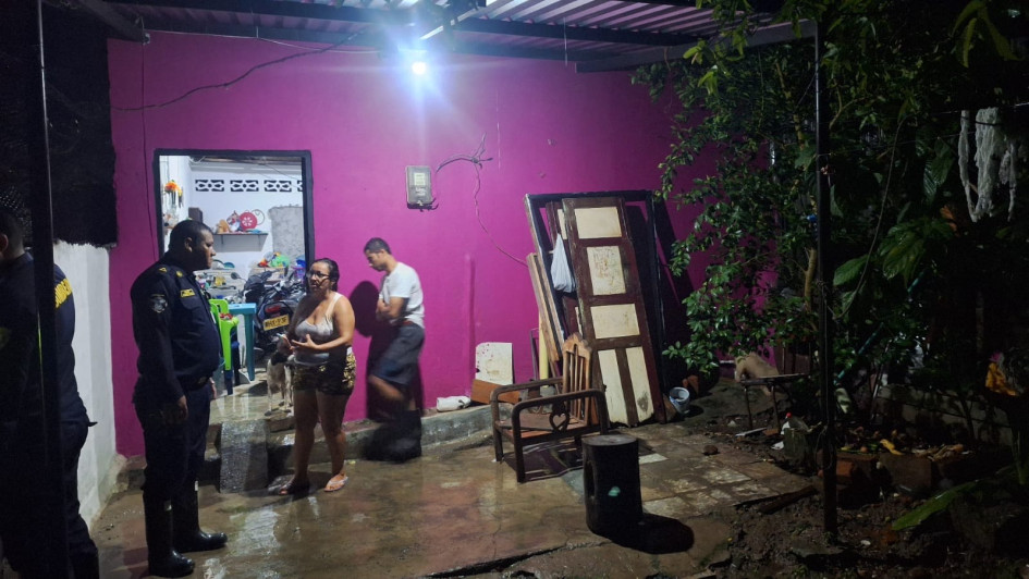 Viviendas y calles quedaron inundadas tras el fuerte aguacero registrado en La Dorada pasada la medianoche de este viernes.