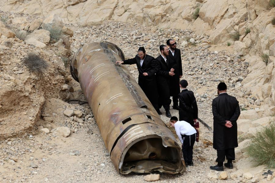 Judíos ultraortodoxos se reúnen alrededor de partes de un misil balístico iraní descubierto por excursionistas israelíes cerca de la ciudad sureña de Arad.
