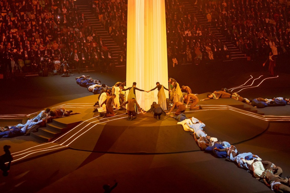 Una enorme estructura fluorescente con forma de árbol fue instalada en medio del pabellón y sus cambios de luces acompañaron las diferentes actuaciones musicales y de danza presentadas en el estadio BK Arena, de Kigali.