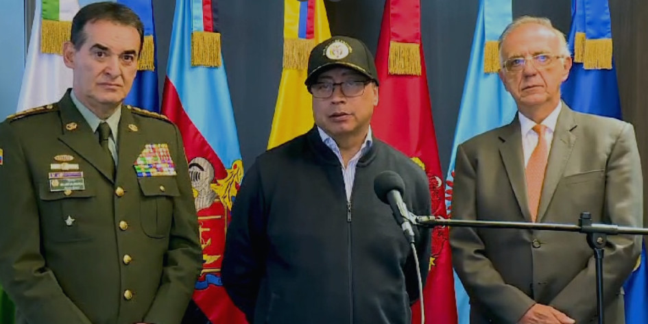 El presidente Petro lamentó la decisión en una alocución en la que lo acompañaron el general William Salamanca, director de la Policía (izq.), e Iván Velásquez, ministro de Defensa (der.).