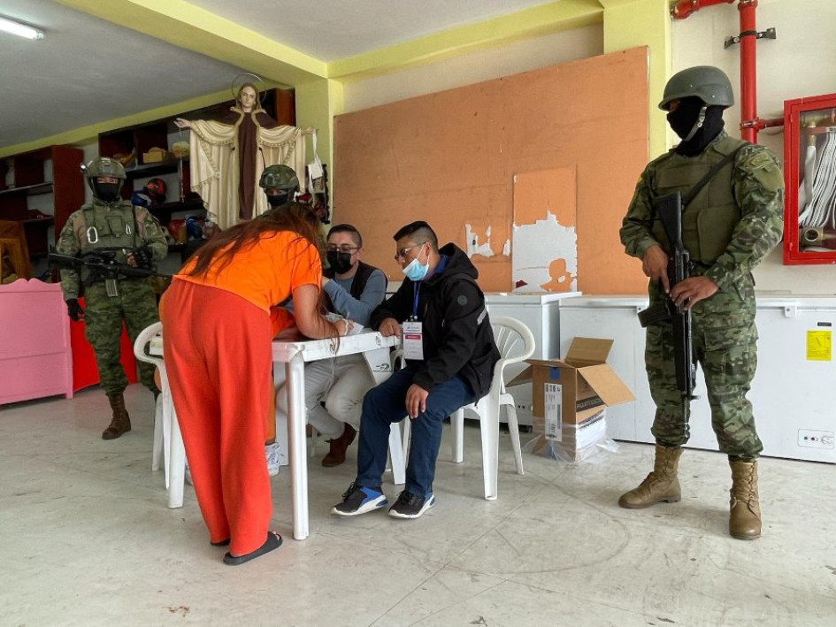 Los presos sin sentencia firme de Ecuador fueron los primeros en votar en el referéndum convocado por el presidente, Daniel Noboa.