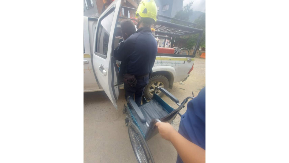 El Cuerpo de Bomberos Voluntarios de Marmato trasladó al minero afectado en su vehículo contra incendios.