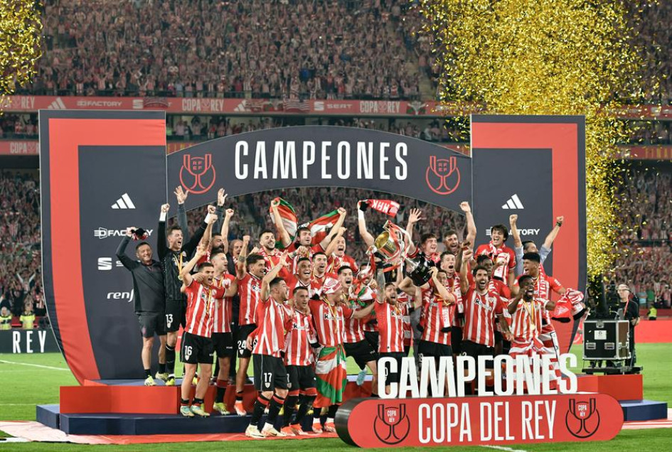 La última Copa del Rey ganada por el Athletic Club había sido en 1984. Desde entonces, jugaron seis finales sin conseguir alzarse con el trofeo. Este sábado, después de esos intentos fallidos, recuperaron el título de campeones y lo celebrarán en el País Vasco.