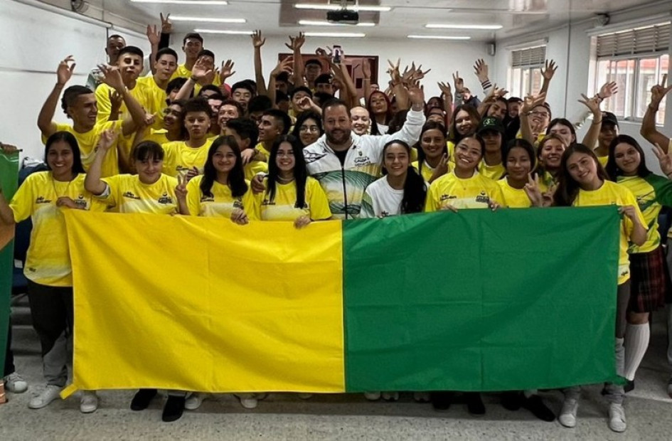Parte de la delegación de Caldas que participará desde hoy en las regionales de los Juegos Intercolegiados. Aquí, Andrés Duque, secretario de Deporte de Caldas, les entrega la implementación.