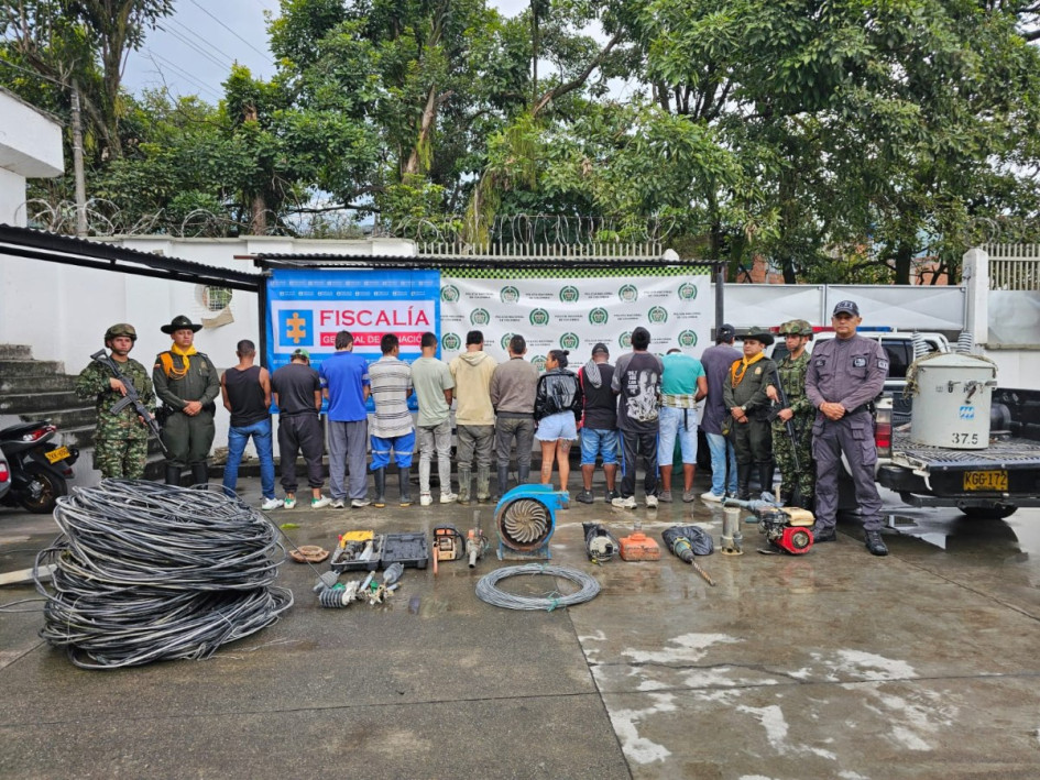Los capturados enfrentarán cargos por su presunta participación en delitos relacionados con la explotación ilegal de recursos mineros.