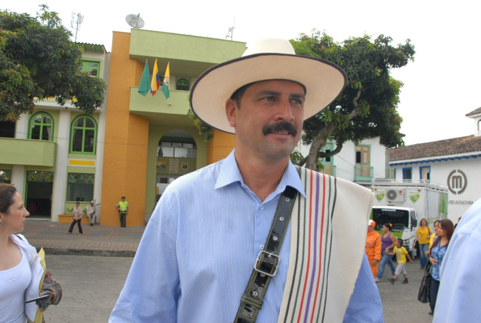 Carlos Castañeda Ceballos fue nombrado en el 2006 como el nuevo Juan Valdez y por eso fue el encargado de llevar el nombre de Colombia y de su producto más tradicional: el café, por diferentes países del mundo como lo hacía su antecesor, Carlos Sánchez.