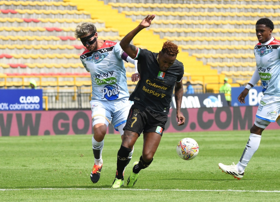 Gustavo Torres fue neutralizado por la defensa de Fortaleza y no se pudo conectar con Dayro Moreno.