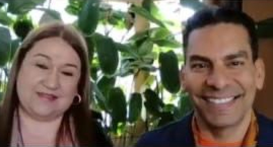 Ismael Cala, creador del proyecto  El Vuelo de la cometa  y Marleny Urrego, directora de la Fundación Momentia.