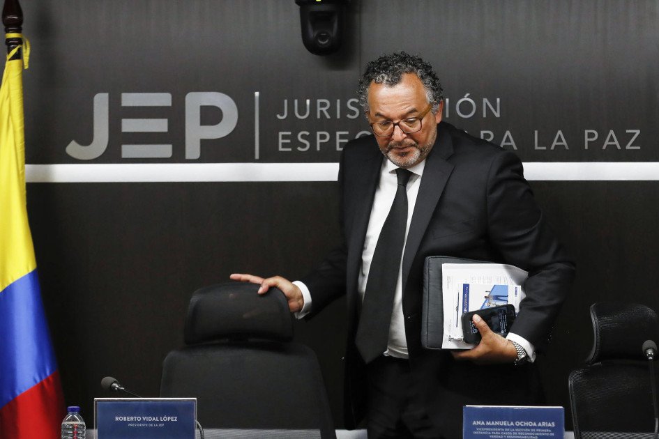 El presidente de la Jurisdicción Especial para la Paz (JEP), magistrado Roberto Vidal asiste a una rueda de prensa, este lunes, en Bogotá.