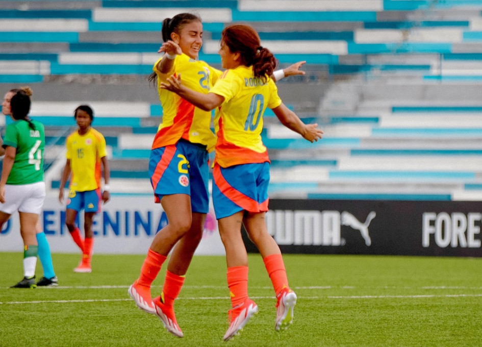 Karla Viancha (i) y Gabriela Rodríguez, autoras de los goles de la Selección Colombia Femenina Sub-20 ante Bolivia. Cada una marcó dos goles.