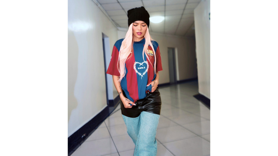 La artista paisa Karol G será la protagonista del uniforme del FC Barcelona en el clásico ante el Real Madrid con su representativo corazón espinado.