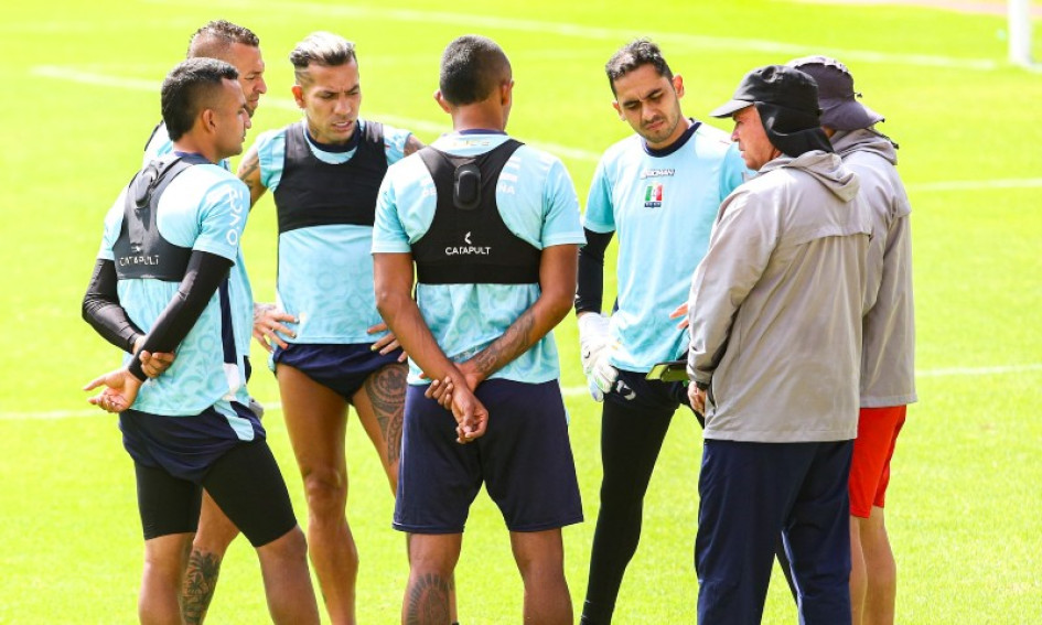 El técnico del Once Caldas, Hernán Darío Herrera, habla con Jorge Cardona, Iván Rojas, Jéider Riquett, Dayro Moreno y James Aguirre, ayer, en el estadio Palogrande. El equipo viajará hoy a Barranquilla.