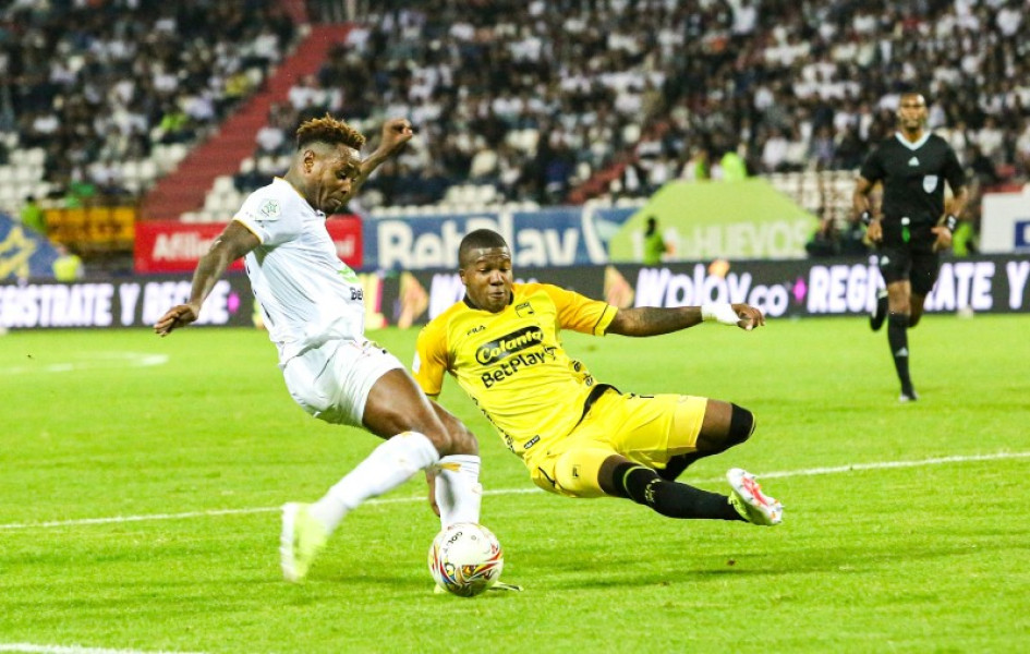 Gustavo Torres, de chispazos anoche, trata de superar a un rival de Santa Fe. El Once Caldas perdió y les dio papaya a sus rivales para que se le acerquen en la tabla.