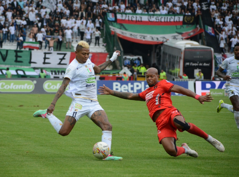 El ecuatoriano Billy Arce en una acción de juego ante Edwin Velasco en el partido que Once Caldas y América empataron sin goles. 