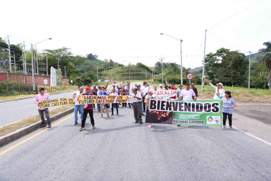 Los caficultores bloquearon la vía de La Manuela desde las 10:50 a.m. y hasta alrededor del mediodía, pero permitieron el paso de ambulancias. La protesta se realizó en ambas calzadas de la zona.