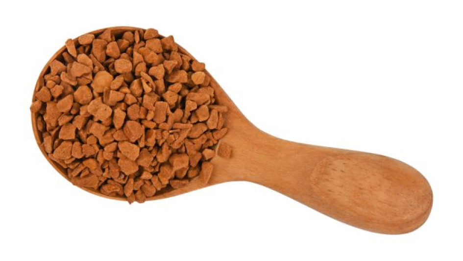 Cuchara de palo con café liofilizado dentro.