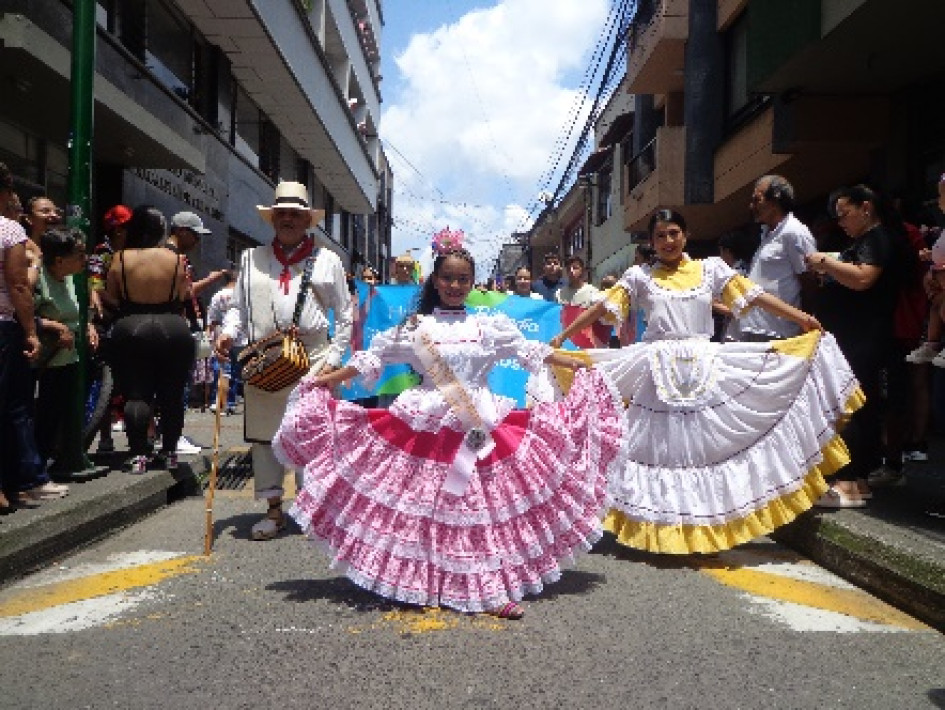 Estudiantes desfilaron por el municipio.