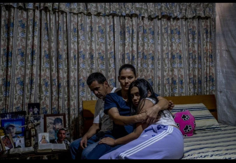 El libro es una narrativa visual que aborda los conflictos de los barrios marginales de Medellín. Problemáticas entrañadas en los personajes expuestos.