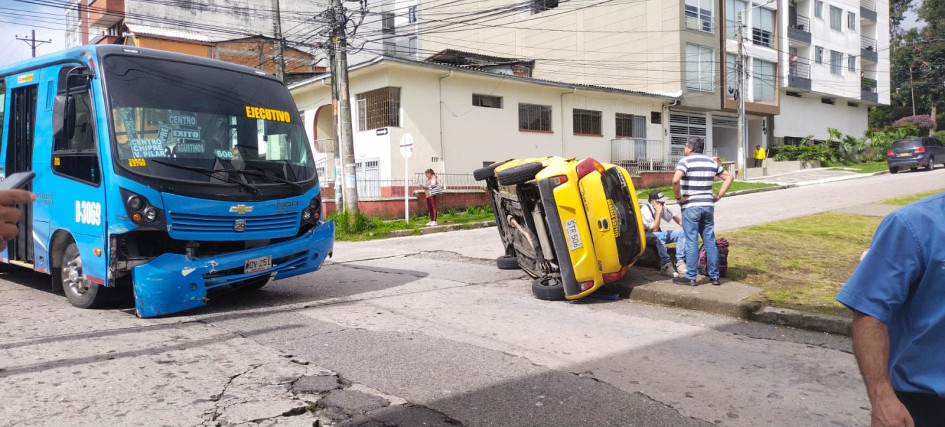 En Chipre, ayer, chocaron una buseta y un taxi.