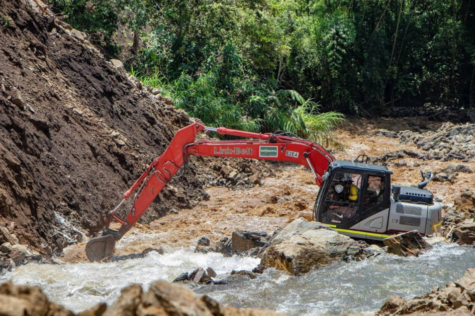 Maquinaria en el río Santo Domingo de Manzanares. 